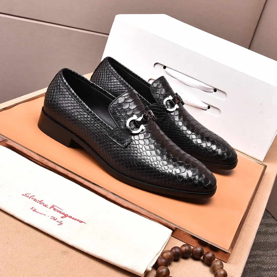 Men's shoes 💰540📛📛(water-dyed cowhide) Salvatore Ferragamo high-end (Salvatore Ferragamo) is the world's top luxury footwear brand. It comes from the fashion kingdom of Italy and is famous all over the world for its traditional handmade design and novel styles...🚶🏻🚶🏻New suit shoes are available simultaneously at the counter. This model is purely handmade. The fabric is imported from Italy's original first-layer cowhide. Soft water-dyed cowhide lining. Original authentic outsole🌀🌀Size: 38➖45